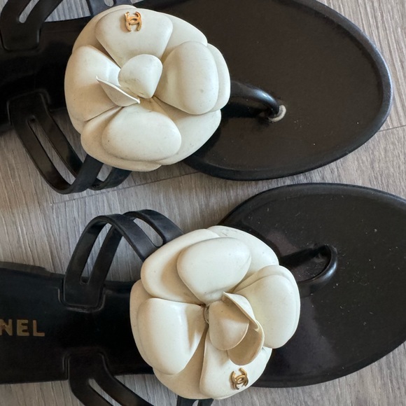 Chanel - Interlocking CC Logo Rubber Slides - Picture 8 of 11